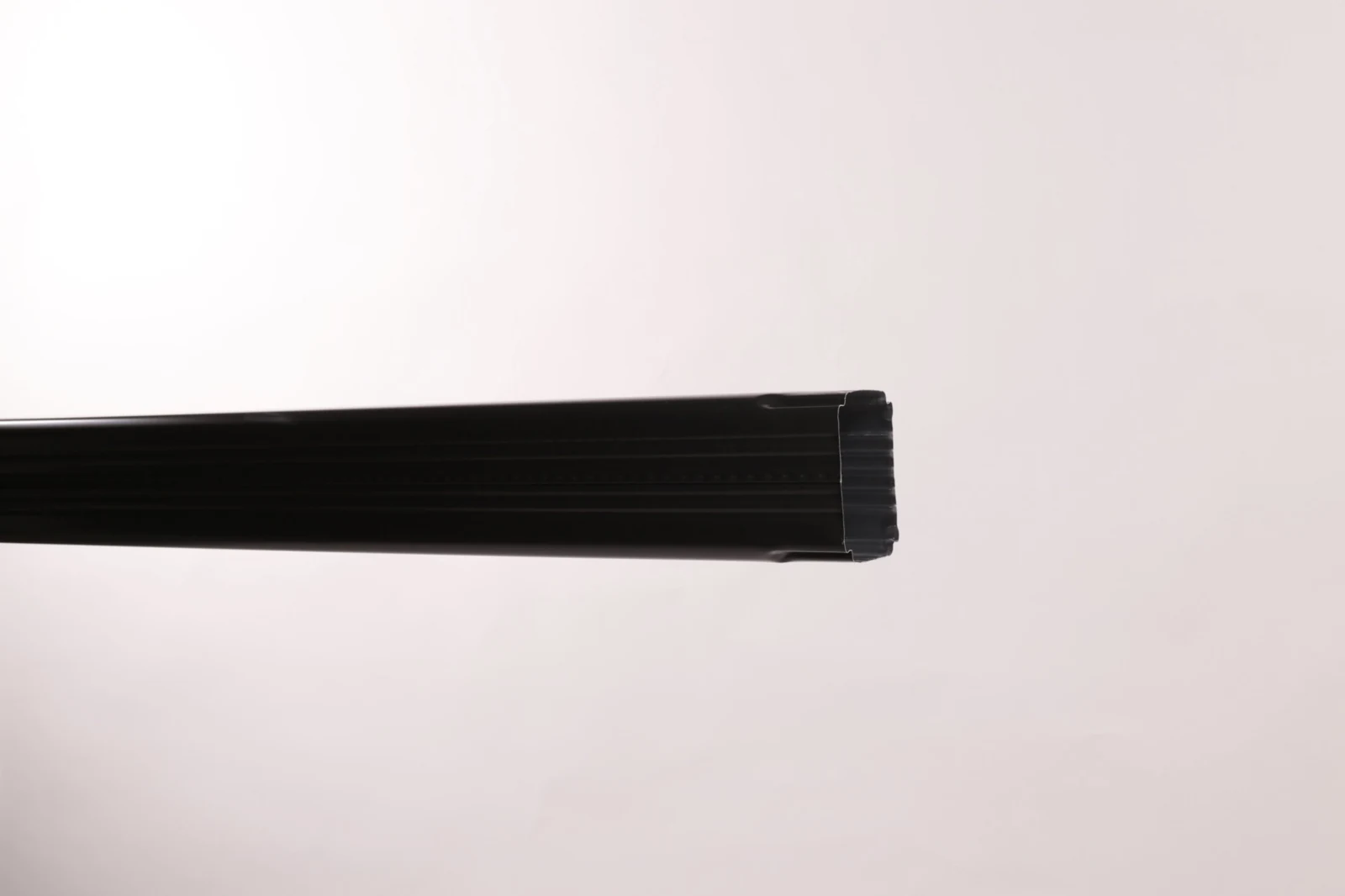 Bajante de color oscuro, extremo